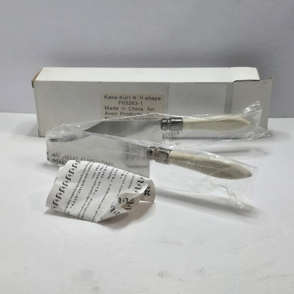 Avon Kake-Kut'r V Shape Cake Cutter Server F65263-1 NOS Box Faux Pearl Handles